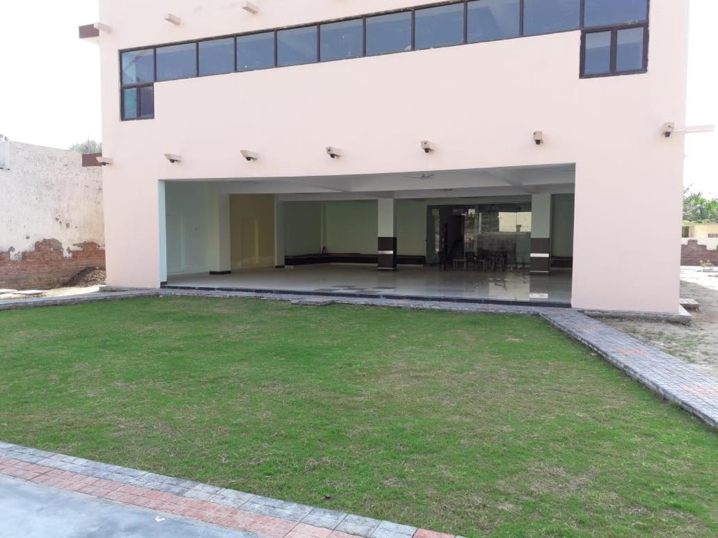 الشقق الفندقية نويدا الكبرىفي  Yog Bhawan المظهر الخارجي الصورة